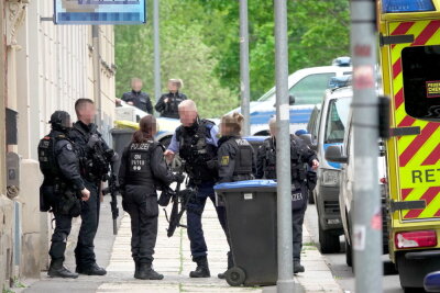 Schüsse bei Polizeieinsatz in Chemnitz: "Es war wie im Fernsehen" - Polizeibeamte am Mittwoch in Chemnitz.