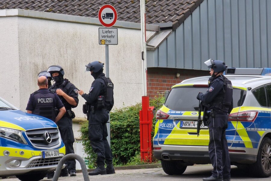 Schüsse in Hagen: Zustand von verletzten Frauen stabil - Einsatzkräfte der Polizei am 1. Juni in Hagen im Einsatz.