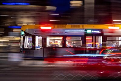 Schüsse mit Gasdruckwaffe in Leipziger Straßenbahn: Mann im Gesicht verletzt - In der Linie 7 der Leipziger Straßenbahn sollen insgesamt sieben Schüsse gefallen sein.