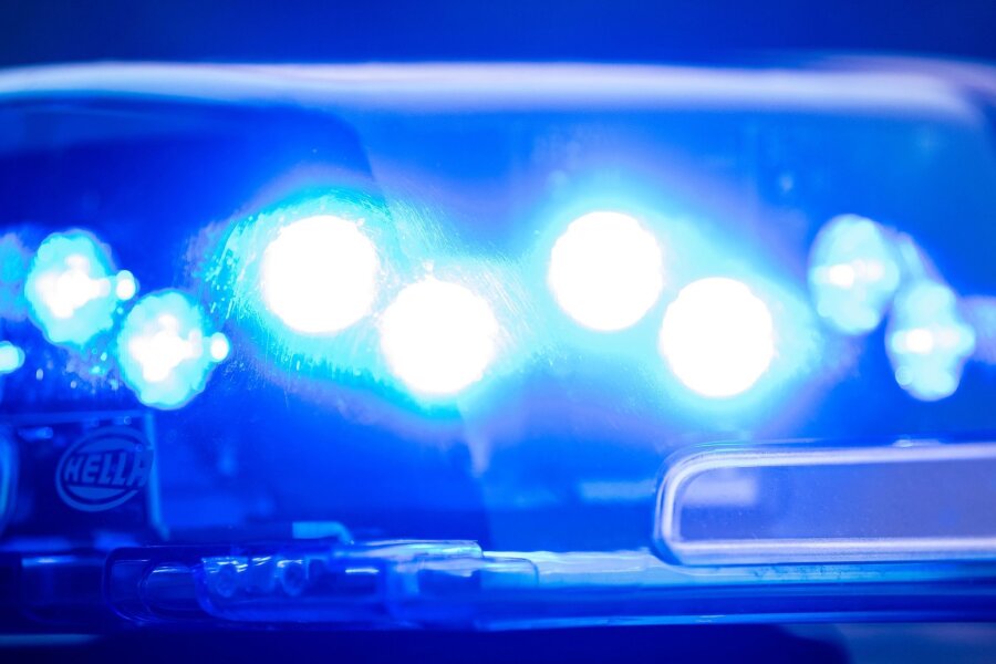 Schütze schießt mit Luftgewehr in Dresden - Ein Blaulicht leuchtet an einer Polizeistreife. )
