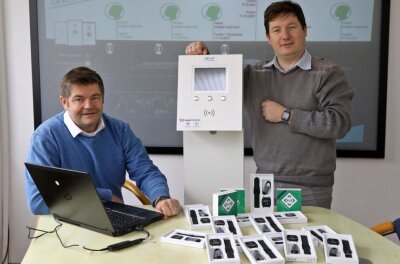 "Schützende Uhr" erkennt Omikron eher als ein Antigen-Test - Entwickler Thomas Krause (rechts) und Jan Wabst von der Firma Protect, Concepts & Systems in Hohenstein-Ernstthal nutzen die "Protectwatch" selbst. Algorithmen der App auf dem Handy werten von der Uhr gelieferte Daten aus.