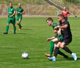 Schützenhilfe bleibt aus - Zum 25. Geburtstag musste Maximilian Elschner (rechts) mit dem Meeraner SV gegen den VfB Mühltroff um Peter Thieme eine 1:3-Heimniederlage einstecken. 