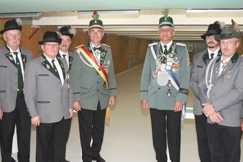 Gäste und Gastgeber an der neuen Schießbahn der Schützen des SV Schwarzenberg, die am Samstag eröffnet wurde.