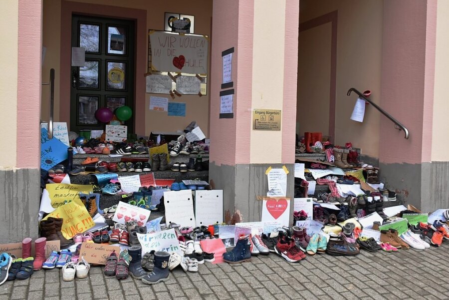 Schuh-Aktion: Schulförderer über Kritik empört - Etliche Schuhe vor dem Rathaus. 