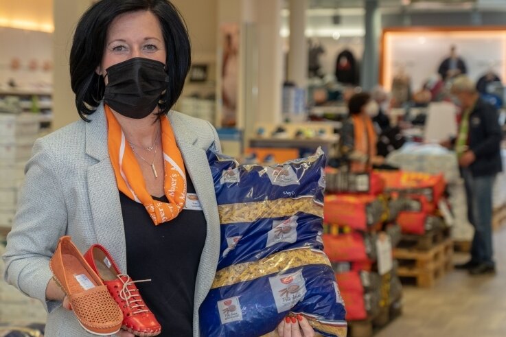 Außer Schuhen gibt's bei Mayers Markenschuhe in Treuen jetzt auch Nudeln, Grillkohle und andere "Waren des täglichen Bedarfs". Im Bild Filial- und Bezirksleiterin Peggy Leupold (43). 