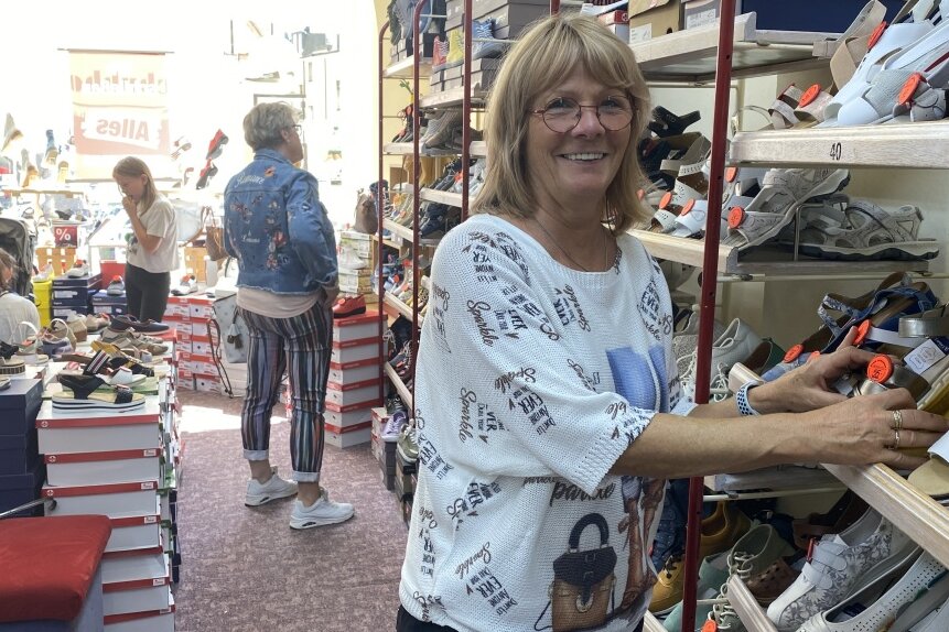 Ilona Krebs schließt ihr Schuhgeschäft in Mittweida Ende August. Bis dahin macht sie Ausverkauf und es gibt Rabatte auf sämtliche Schuhe. Bereits am Montag kamen viele Kunden. 