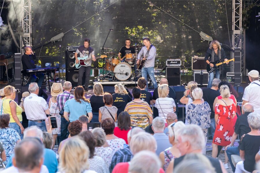 Schulanfang: Auerbacher Stadtfest steigt in diesem Jahr eine Woche später - Die Band Spirit of Smokie hat beim Stadtfest 2022 die Besucher in Auerbach begeistert.