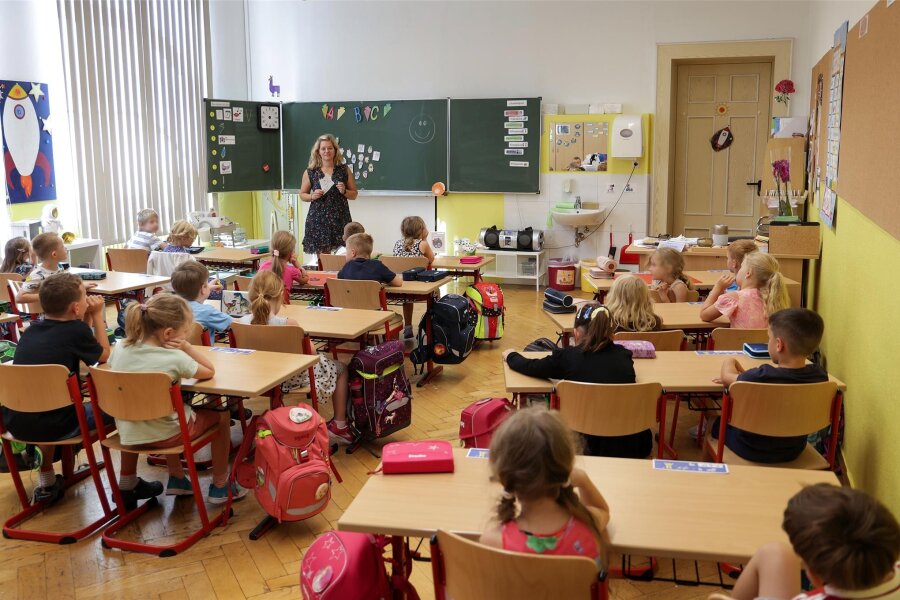 Schulanfang auf der Millionen-Baustelle in Oberlungwitz - Die Schüler dieser ersten Klasse haben ihre ersten Schulstunden in der Humboldtschule absolviert. Und das unter nicht immer einfachen Bedingungen.