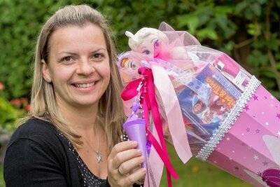 Schulanfang im Erzgebirge: Was kommt auf und in die Tüte? - Tanja Siegert aus Rothenthal hat die Zuckertüte für Tochter Lilli schon gepackt - auch mit nützlichen Utensilien für die Schule. 