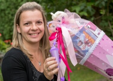 Schulanfang: Was kommt auf und in die Tüte? - Tanja Siegert aus Rothenthal hat die Zuckertüte für Tochter Lilli schon gepackt - auch mit nützlichen Utensilien für die Schule. 