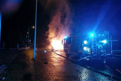 Schulbus brennt am Montagfrüh in Zwickau: Feuerwehr ist mit 35 Kräften im Einsatz - Die Feuerwehr hat den brennenden Bus gelöscht.