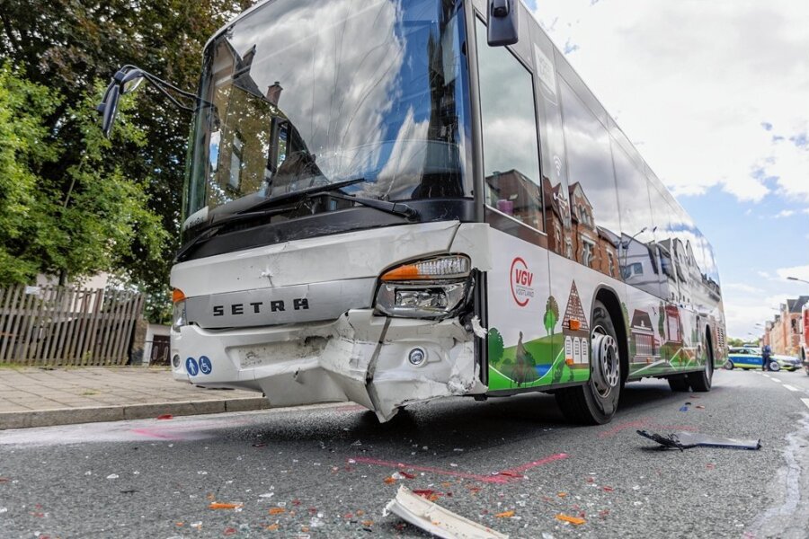 Schulbus löst Unfall in Ellefeld aus - Der Schulbus fuhr auf einen Seat auf. Dabei blieb es nicht. 