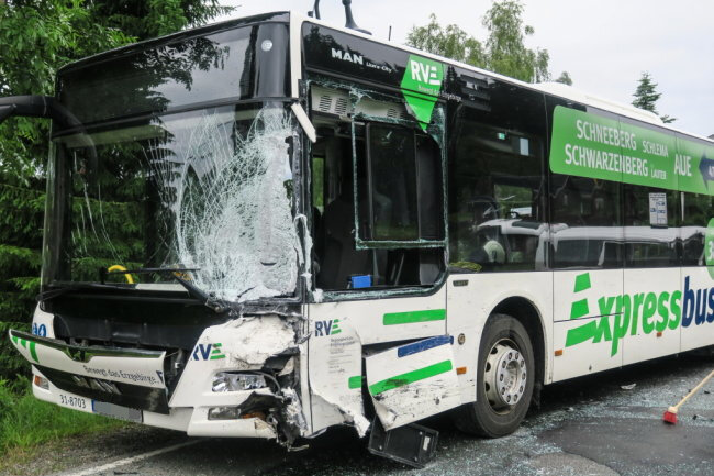 Schulbus-Unfall in Johanngeorgenstadt: Zehn Kinder verletzt - Vier Kinder sind bei einem Verkehrsunfall am Donnerstagmorgen verletzt worden. 