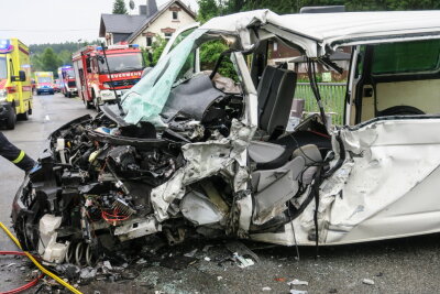Schulbus-Unfall in Johanngeorgenstadt: Zehn Kinder verletzt - 
