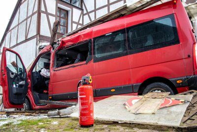 Schulbus-Unfall in Kirchberg: Lehrer und Betreuer leisten Erste Hilfe - In Kirchberg war am Mittwoch ein Schulbus in einen Unterstand an einem Haus an der Wiesener Straße gekracht.