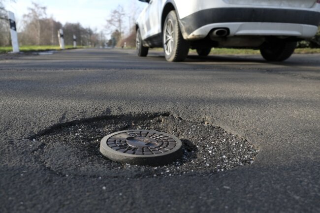 Schulbusse durch Neumark fahren ab Montag Umleitung - Der Bau der Oberneumarker Straße durch den Vogtlandkreis war eigentlich bereits 2022 geplant. Die Huckelpiste steht seit langem unter Kritik.