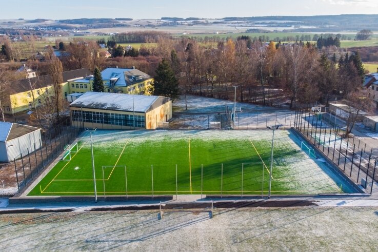 Schulcampus Leukersdorf: Es gibt eine Weitsprunganlage, einen neuen Kunstrasenplatz (vorn), rechts dahinter ein Basketballfeld. Dahinter soll die Zweifeld-Turnhalle errichtet werden. 