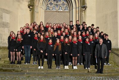 Schulchöre aus Olbernhau und Pilsen locken 1000 Gäste in die Kirche Neuhausen - Die Mitwirkenden des Konzertes vor der Kirche in Neuhausen.