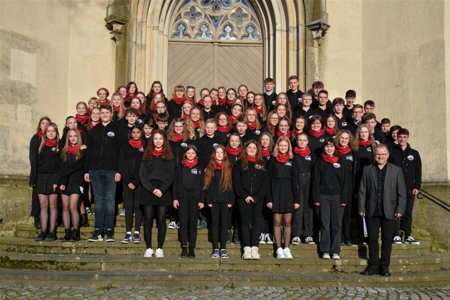 Schulchöre aus Olbernhau und Pilsen locken 1000 Gäste in die Kirche Neuhausen - Die Mitwirkenden des Konzertes vor der Kirche in Neuhausen.