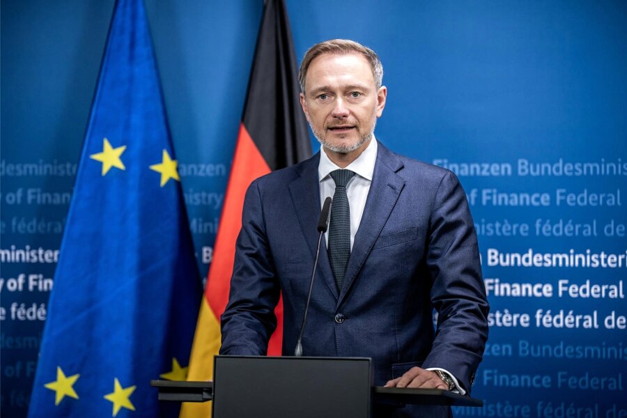 Schuldenbremse: Finanzminister Lindner von allen Seiten unter Druck - Bundesfinanzminister Christian Lindner (FDP) gab am Donnerstag ein Statement zur Haushaltskrise ab.