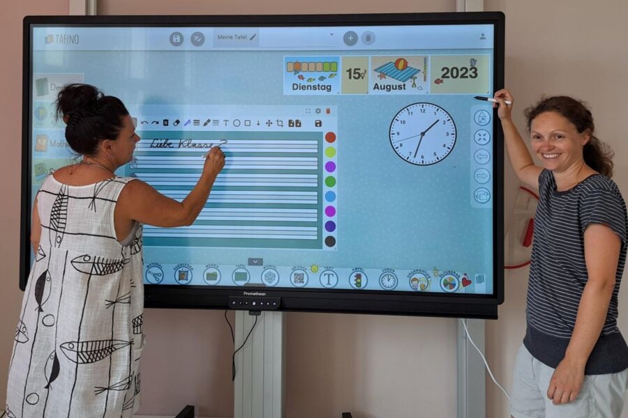 Schule beginnt in Crandorf mit einem Testlauf digitaler Technik - Schulleiterin Manuela Kunert und Lehrerin Marei Kreyßel (r.) erklären die vielen Möglichkeiten der neuen Tafel.