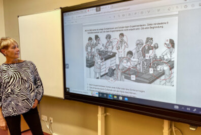 Ines Möbius, Lehrerin für Chemie in Mittweida am Gymnasium "Am Schwanenteich", findet, dass digitale Tafeln das Unterrichten leichter und chicer machen, wie sie sagt.