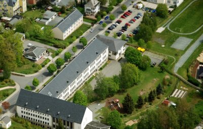 Schule: Elsteraner Rätin kritisiert Schlott - Blick auf den Komplex des Schulzentrums Bad Elster mit den Sportanlagen. 