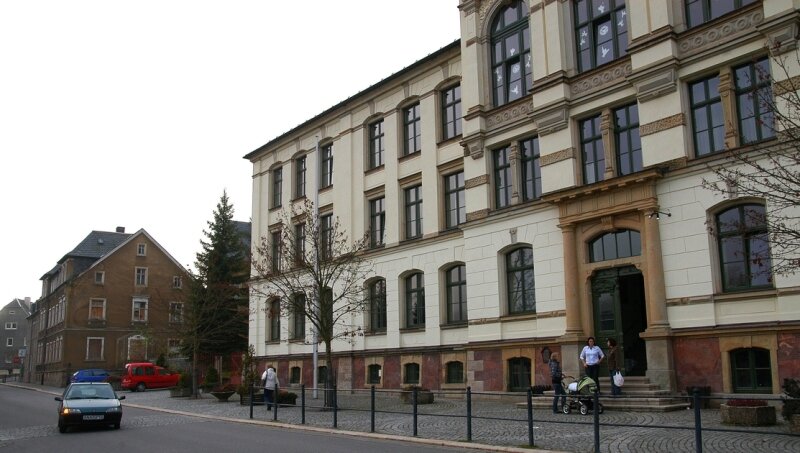 Schule erhält ein größeres Außengelände - 
              <p class="artikelinhalt">Die einstige Posamentenfabrik neben der Schule an der Ehrenfriedersdorfer Schillerstraße soll im kommenden Jahr abgerissen werden. </p>
            