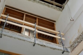 Schule erlebt Lehrstück der Verwandlung - Der alte Anbau ist derzeit bis unter das Dach aufgerissen und erhält ein Treppenhaus.