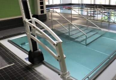 Schule hat endlich ihr neues Schwimmbad - Das Therapiebecken ist mit einem speziellen Lift ausgestattet, damit auch mobilitätseingeschränkte Personen bequem und gefahrlos das Bassin nutzen können. 