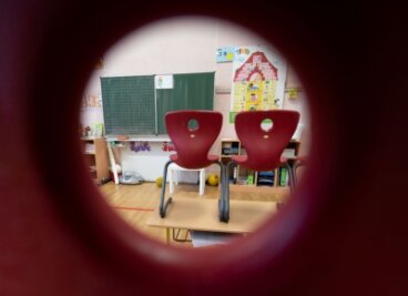 Schule im Ausnahmezustand - Verwaistes Klassenzimmer: So wie auf diesem Symbolbild stehen derzeit auch in der Frauensteiner Grundschule Stühle auf den Bänken. Etwa 60 Kinder müssen zu Hause lernen. 
