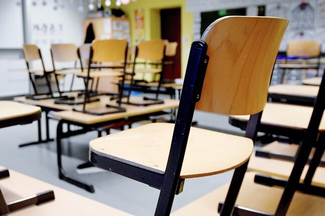 Schule in Chemnitz geschlossen - Vater verärgert wegen fehlender Notbetreuung - 