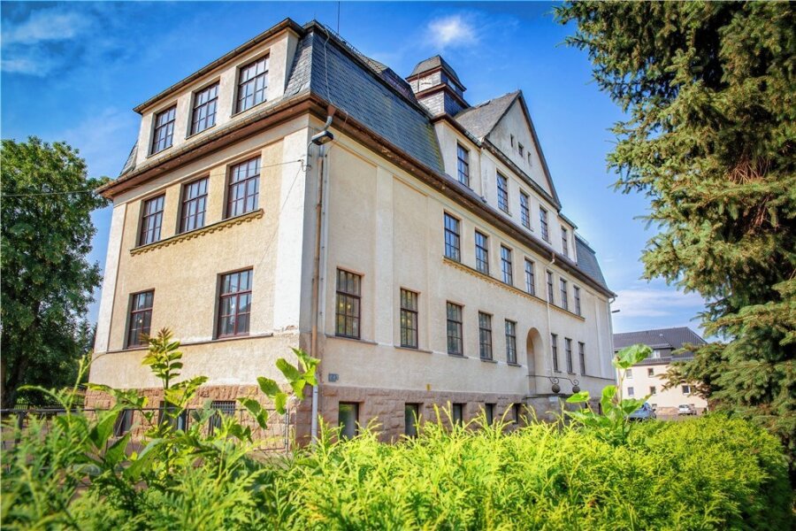 Schule in Falkenau: Käufer bekommt mehr Zeit - Die frühere Schule in Falkenau wurde 2013 endgültig geschlossen und steht seither leer. 2018 wurde das Gebäude verkauft. 