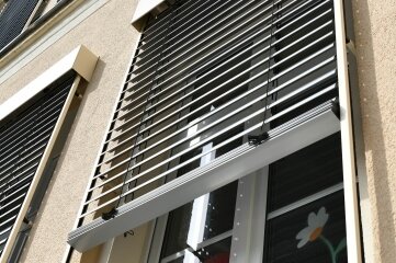 Schule nun auch außen schick - Die Fenster haben Außenjalousien für den Schutz vor der Sonne erhalten. 
