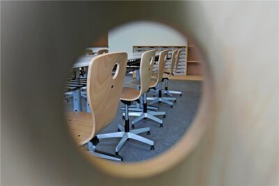 Schule zu - was nun? So ist die Notbetreuung in Sachsen geregelt - Wegen Corona-Infektionen bleibt auch in Sachsen so manches Klassenzimmer leer. 