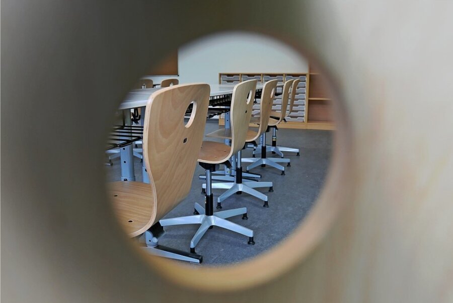 Wegen Corona-Infektionen bleibt auch in Sachsen so manches Klassenzimmer leer. 