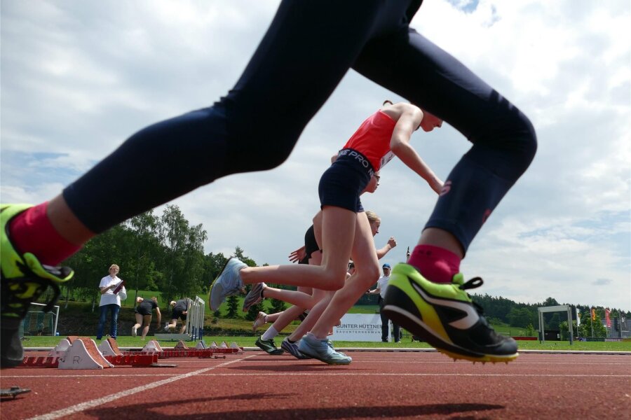 Schulen bei Erzgebirgsspielen in der Leichtathletik stark vertreten - Vor allem am Start des Sprints war vollste Konzentration gefragt.