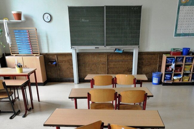 Länger als zunächst geplant bleiben auch an den Schulen in Chemnitz die Klassenzimmer geschlossen. Bei Eltern und Lehrern wächst die Sorge um einen erfolgreichen Abschluss des Schuljahrs. 
