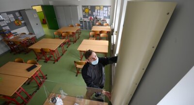 Schulen in Westsachsen setzen auf Lüftungsampel - In Limbach-Oberfrohna wurden bereits Luftfilter in Schulen eingebaut. So war beispielsweise Nico Namyslak, Mitarbeiter der Firma Heinrich Schmid, im Frühjahr vergangenen Jahres in der Goethe-Grundschule mit dem Einbau der Luftfilter in Klassenräumen beschäftigt. 