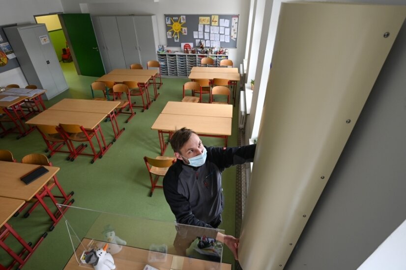 In Limbach-Oberfrohna wurden bereits Luftfilter in Schulen eingebaut. So war beispielsweise Nico Namyslak, Mitarbeiter der Firma Heinrich Schmid, im Frühjahr vergangenen Jahres in der Goethe-Grundschule mit dem Einbau der Luftfilter in Klassenräumen beschäftigt. 