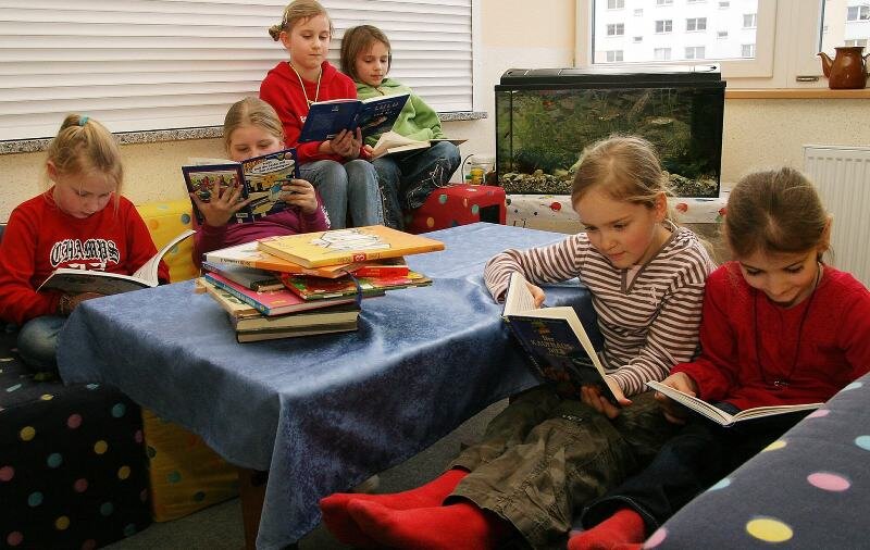 Schulen und Kindertagesstätten auf Prüfstand - Zum Entspannen sitzen die Schüler im Schulhort der Grundschule in Thurm in einer Leseecke. 