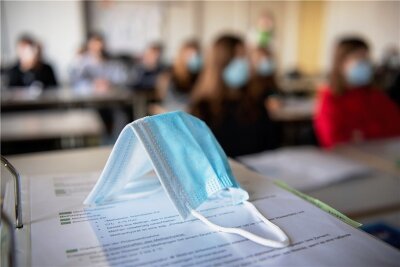 Schulen und Kitas in Sachsen sollen trotz Corona-Einschränkungen offen bleiben - Das Tragen einer Maske im Unterricht bleibt ab der 5. Klassenstufe Pflicht.