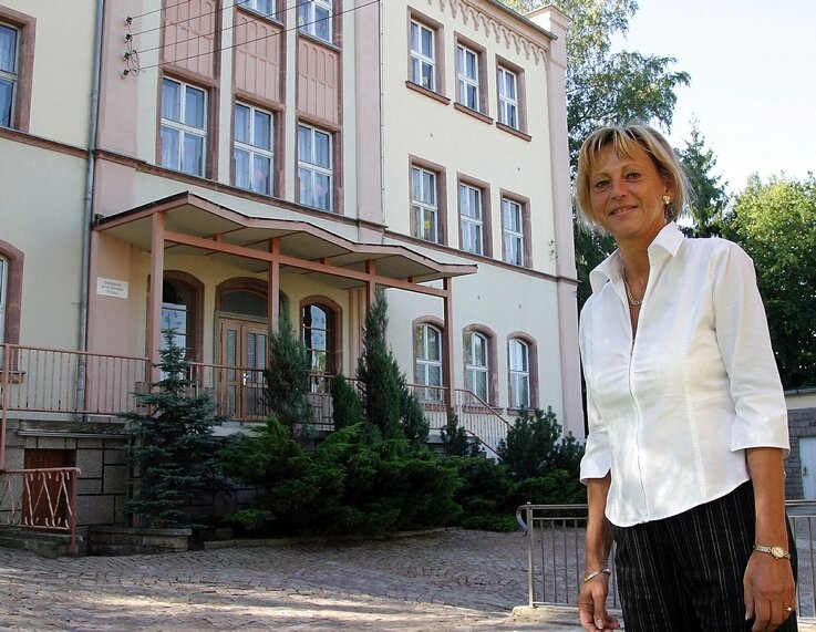 Schulhausrekonstruktion endlich in Sack und Tüten - Im Sommer 2007 war Schulleiterin Isa Lodemann noch optimistisch, dass die Rekonstruktion des Schulgebäudes bald beginnt.  