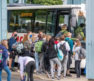 Schuljahr startet: Was sich im Fahrplan für Mittelsachsen ändert - Ab Montag fahren viele mittelsächsische Schüler wieder mit dem Bus zur Schule. 