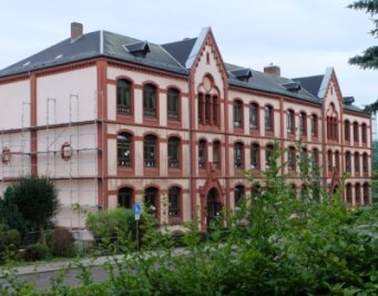 Schuljubiläum lässt viele Erinnerungen wieder aufleben - Markant ist die Fassade der Glück-Auf-Grundschule Hohndorf. Die Rückfront und beide Seiten werden derzeit für die geplante Dacherneuerung eingerüstet.