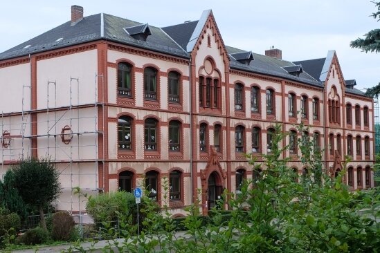 Schuljubiläum lässt viele Erinnerungen wieder aufleben - Markant ist die Fassade der Glück-Auf-Grundschule Hohndorf. Die Rückfront und beide Seiten werden derzeit für die geplante Dacherneuerung eingerüstet.