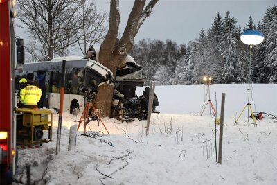Schulkind stirbt bei Busunfall im Erzgebirge: Update vom Unglückstag - 500 Meter vor dem Ortseingang Cranzahl fuhr der Linienbus, nachdem er mit einem entgegenkommenden Schneepflug seitlich kollidiert war, frontal gegen einen Baum.