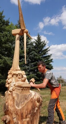 Sergiy Stebliuk errichtet auf demGelände Holzkunstwerke.