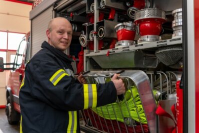 Schulleiter ist zum Löscheinsatz bereit - Nico Eppert ist nicht nur Leiter der Evangelischen Grundschule in Seelitz, sondern engagiert sich auch in der Steudtener Feuerwehr. 