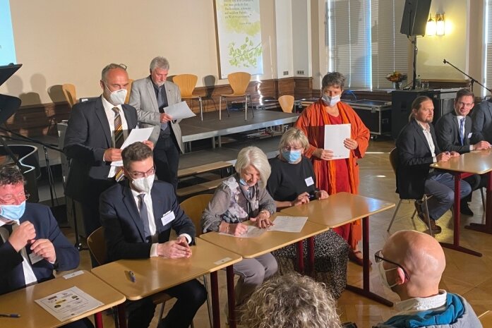 Bürgermeister, Schulleiterinnen und Schulleiter, Vertreter von Universitäten und des Freistaates haben am Donnerstag am Chemnitzer Karl-Schmidt-Rottluff-Gymnasium eine Kooperationsvereinbarung für die Chemnitzer Region unterschrieben. 